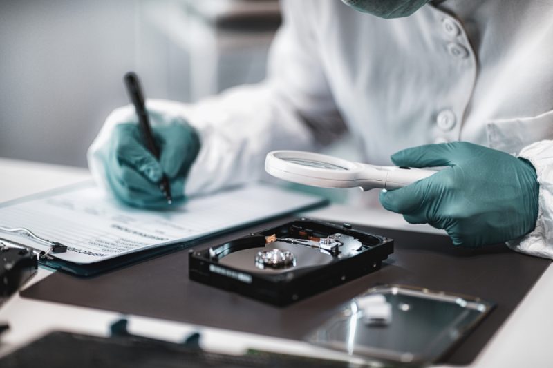 Digital,Forensic,Science.,Police,Forensic,Analyst,Examining,Computer,Hard,Drive.